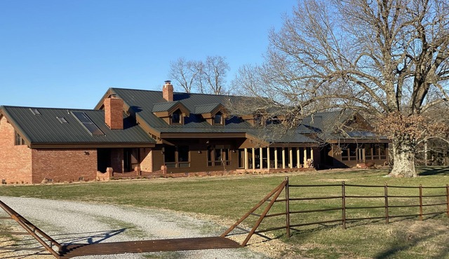 Inviting Western Retreat in the Heart of the Ozarks!