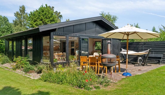 "Iolani" - 1.3km from the sea by Interhome