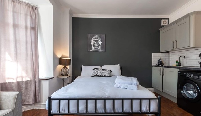 Iolite - Studio Flat With Parking