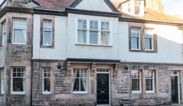 IONA 10 PALACE STREET EAST, family friendly in Berwick-Upon-Tweed