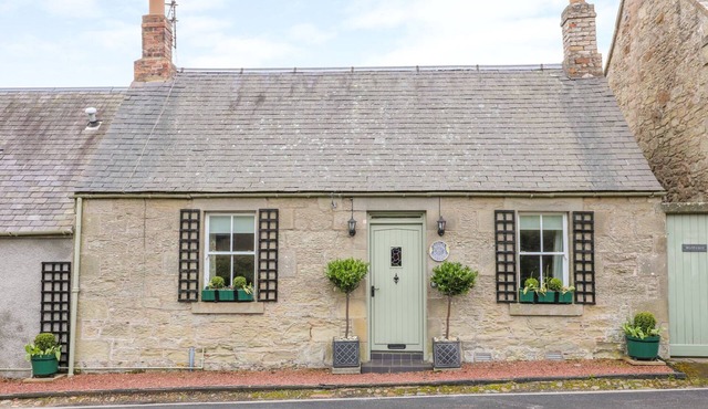 IONA COTTAGE, pet friendly, country holiday cottage in Duns