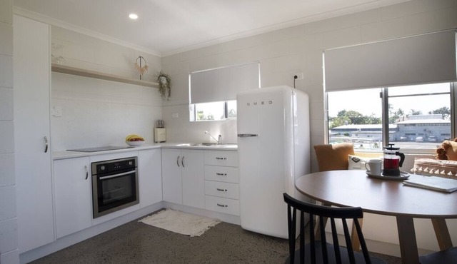 Iona - Mission Beach - Stroll to cafes, shops and beach