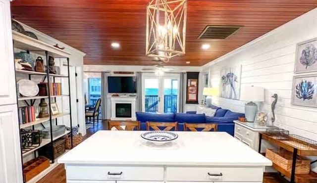 IP Beach House- Family Holiday home 3 bedroom sleeps 8 Elevator Pet Friendly Ice