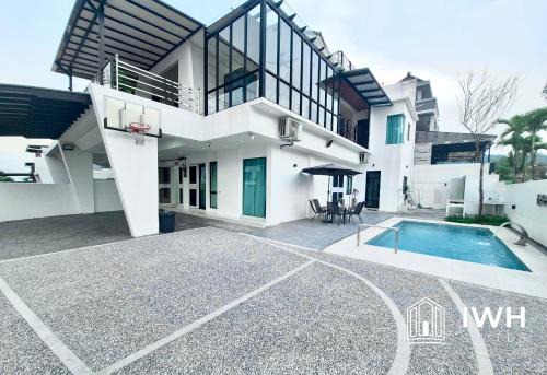 Ipoh Lahat Mines Private Pool Lake Villa by IWH Suites
