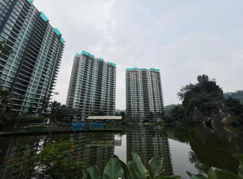 Ipoh Lakeside Apartment with Mountain View