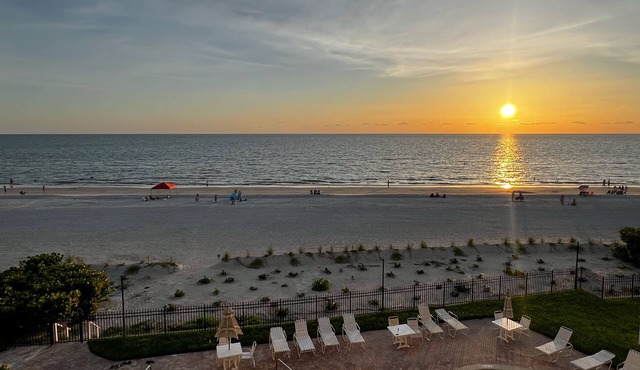 IRB Fan Fav! Luxurious Indian Rocks Beachfront w/Pool! Walkable to Best!