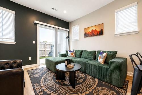 IRIE Living-Modern Kg 2Bd Gym Pool BRAND NEW