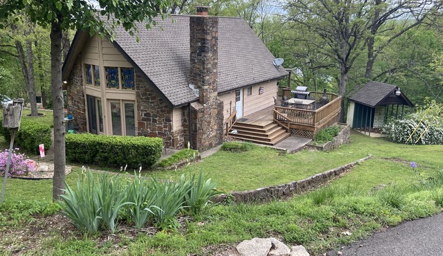 “Iris Cottage” - Cozy Cabin that Sleeps 10