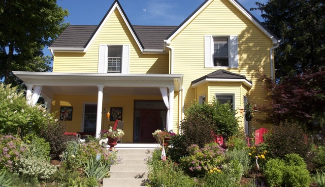 Iris's Place, Georgetown 1st floor Apartment, close to train station to Toronto