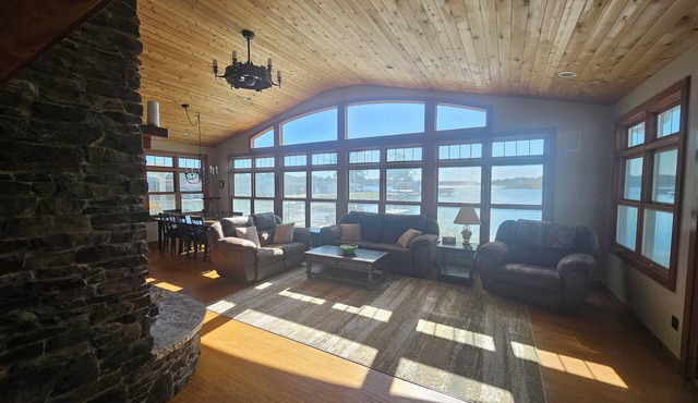 Irish Lakefront, Hot Tub! Pets, dock, fishing, kayaks, ice fishing, hunting!