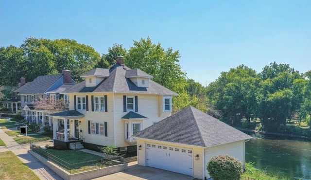 Irish River House - walk to ND!