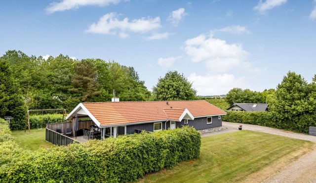 "Irlin" - 850m from the sea by Interhome
