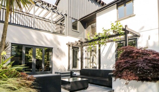 IROKO, family friendly, luxury holiday cottage in Millbrook