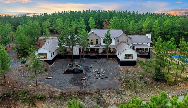 Iron Bull | Unforgettable Cabin w/Hot Tub, Games & Mechanical Bull Adventure