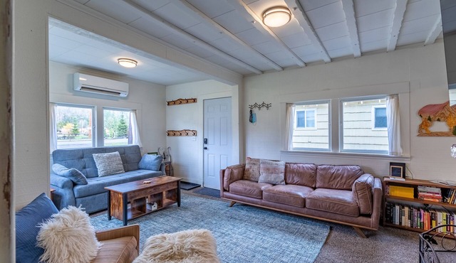 Iron Goat Getaway in cozy mountain town near hikes & Stevens Pass