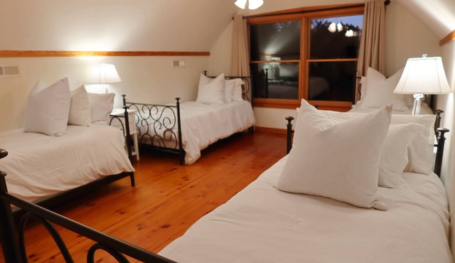 Iron Horn Farms - Fun Getaway with Animals, Fishing Ponds & Peaceful Views