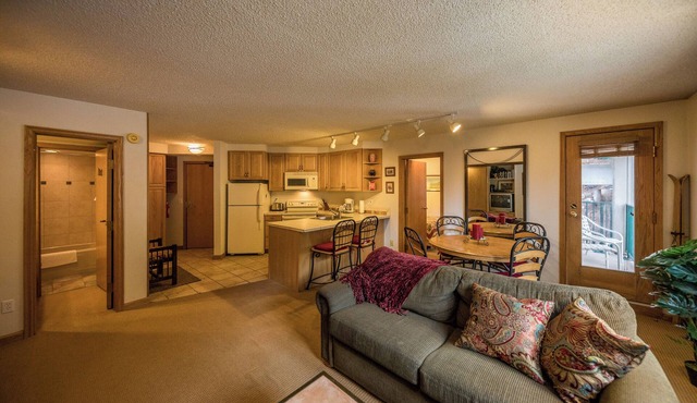 Iron Horse 1 bedroom sleeps 4 - cozy condo getaway