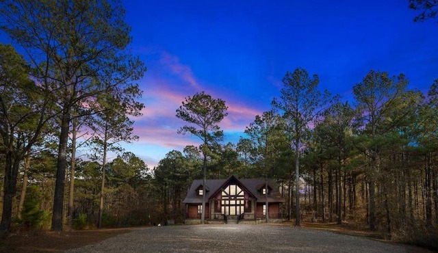 Iron Horse Lodge sleeps 18, Games, Fire Pit, Hot Tub, EV, more