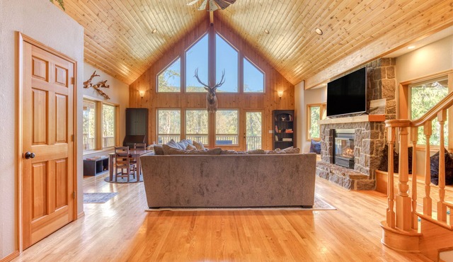Iron Mountain: Luxe Mountain Cabin w/ Hot Tub, Fireplace & Game Room