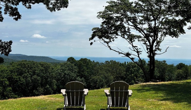 Iron Mt. 2 Bedroom Cabin! Stunning Views! Fire Pit! Private Patio!