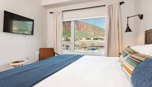 Iron Mt Hot Spgs Condo #307 | Mtn Views | Sleeps 4