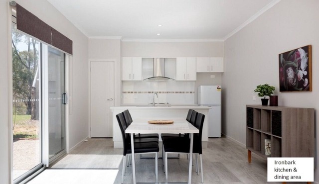 "Ironbark" @ Yea Springs - affordable luxury right on the Railtrail