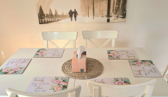 Ironside Catchment: 3-Month Executive Family Base. Walk to UQ & Ferry.