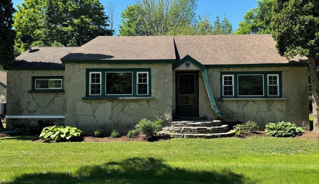 Ironton Stone Cottage near Lake Charlevoix "The Beautiful" - 5min Walk-to-beach!