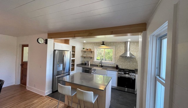Ironton Stone Cottage, walk to Lake Charlevoix beach.