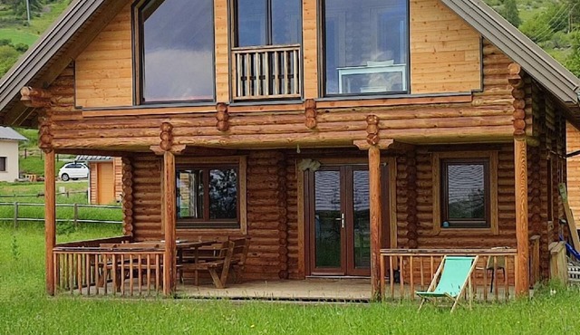 Irresistible log cabin, facing south, valley view, close to trails and hiking.