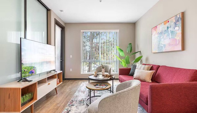 Irvine Luxury Living - Pool, Gym & Prime Location