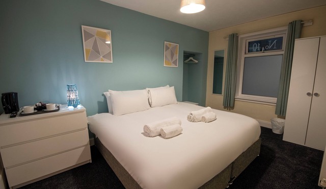 Irvine Riverside Guesthouse by Paymán Club