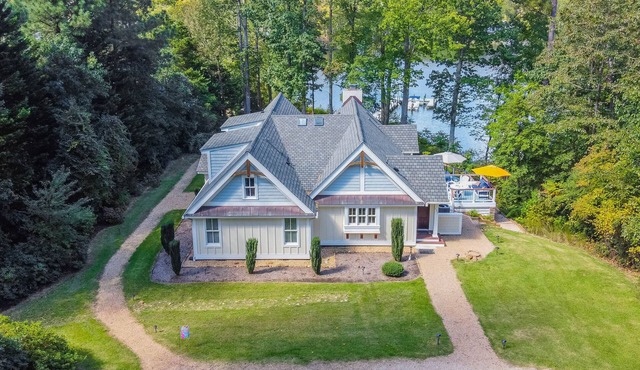 Irvington's BEST WATERFRONT EXPERIENCE!. Walk to Tides Inn & Irvington shops.