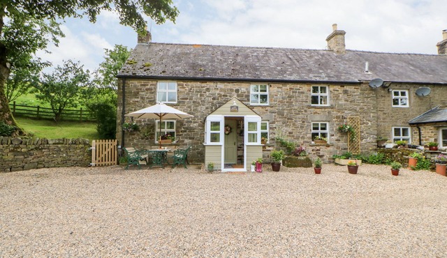 ISAACS COTTAGE, pet friendly, character holiday cottage in Allendale