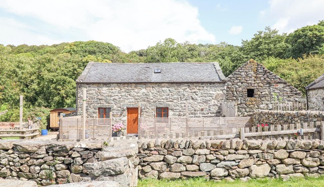 ISALLT, pet friendly, character holiday cottage in Llanfair