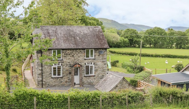 ISFRYN, pet friendly, character holiday cottage in Carno