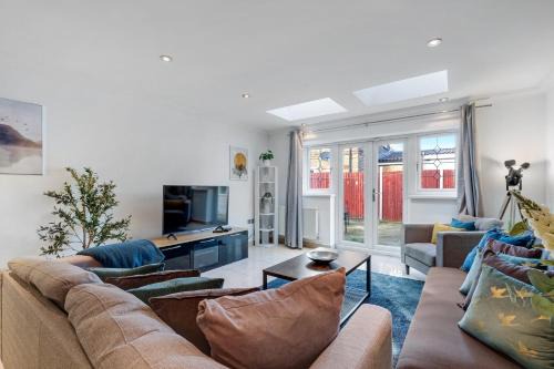 Isher 3 Bedroom, 2-Bathroom House with Parking