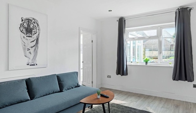 Isimi luxurious 4 Bed House Derby, with ensuite bathrooms. A Home away from Home