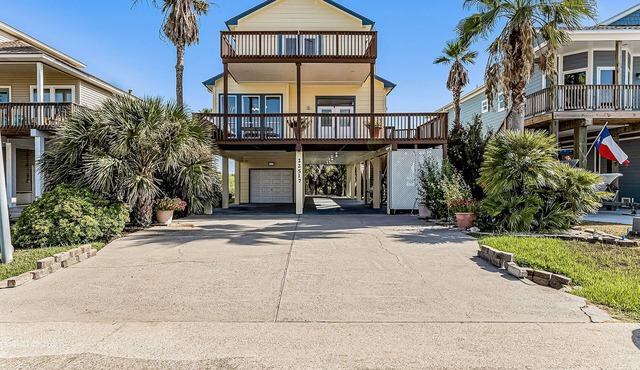 Isla Bonita | Spacious house in Galveston with wrap-around deck and grill