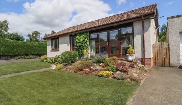 ISLA COTTAGE, pet friendly, with a garden in Blairgowrie