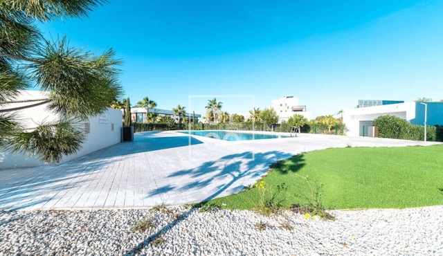 Isla de la Luz: Resort apt, pool, private garden, mountain views - by OYOOSTAYS