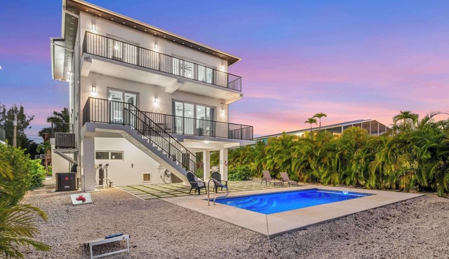 Isla Luna ~ Waterfront Oasis ~ Pool ~ Dock~ Kayaks