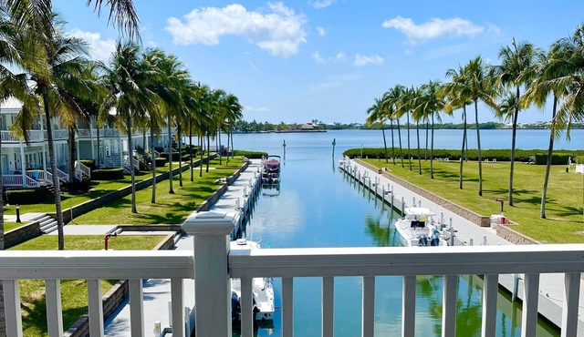 Isla Marlin 28: Palm lined luxury villa w/dockage and sunset views