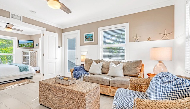 Islamorada retreat "Bungalow Blue" w/heated pool, Bikes, BBQ, amenities galore!