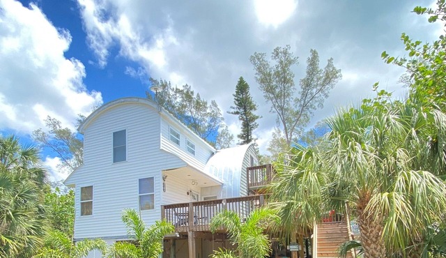 Island Beach Barn - charming vacation house with bay/dock and beach access