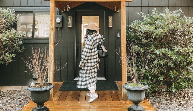 Island Cabin + King bed + Mtn & Bay View + Firepit + Dog friendly