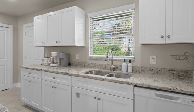 Island Charm Meets Modern Comfort — Walk to Sanibel’s Beautiful Beaches!
