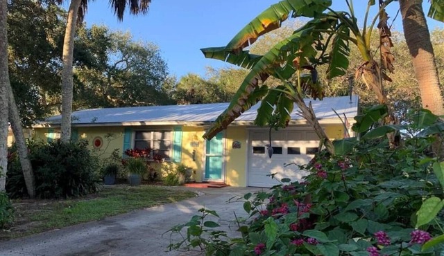 Island Cottage: A Short Walk to the Beach