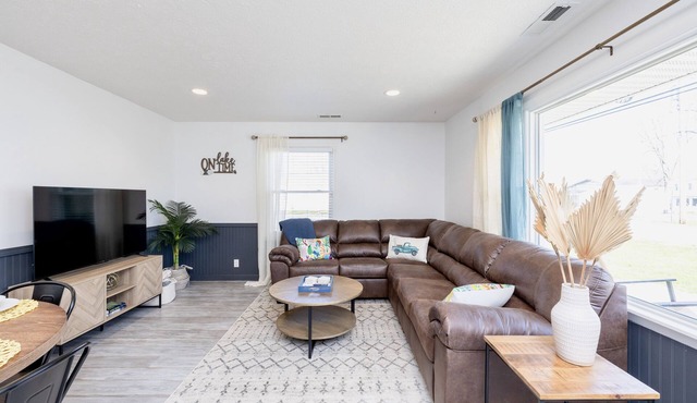 Island Cottage w/Pool Table & Walking distance to Cranberry!