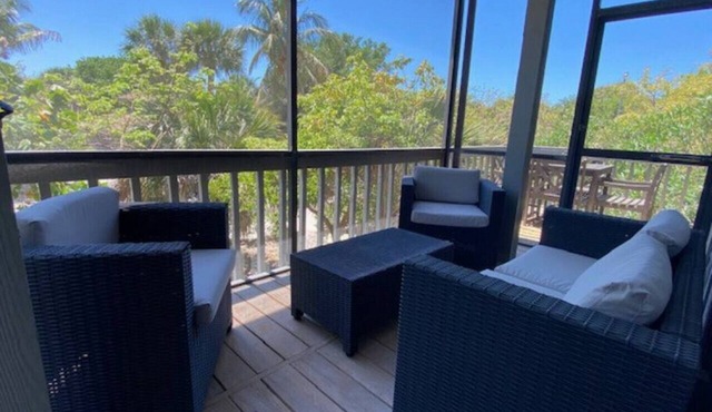 Island Daze: Modernized Kitchen and Endless Relaxation